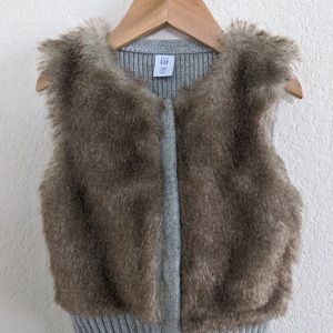 Knitted vests with a fur in the front